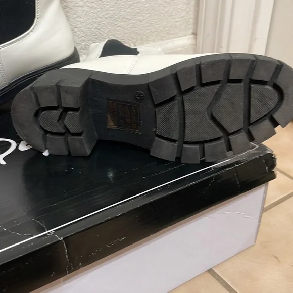 Qupid size 5 white chelsey boots - Picture 3 of 5